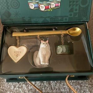 2022 Fancy Feast Christmas Cat ornament new